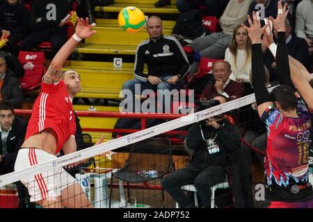 Perugia, Italien. 4. Dez, 2019. Oliveira raphael Thiago (n1 Benfica Lissabon) spikeduring Sir Sicoma Monini Perugia vs Benfica Lisbona, Volleyball Champions League Männer Meisterschaft in Perugia, Italien, 04. Dezember 2019 - LPS/Loris Cerquiglini Credit: Loris Cerquiglini/LPS/ZUMA Draht/Alamy leben Nachrichten Stockfoto