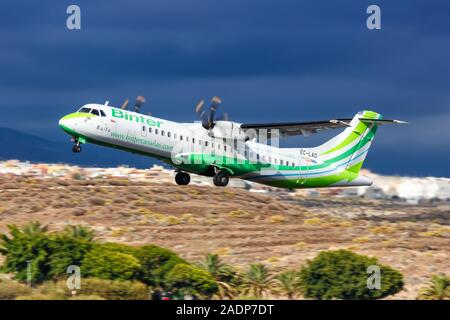 Teneriffa, Spanien - 23. November 2019: Binter ATR 72-500 Flugzeug am Flughafen Teneriffa Süd (TFS) in Spanien. Stockfoto