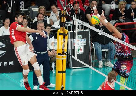 Perugia, Italien. 4. Dez, 2019. aleixo Andre'ryuma Oto (n18 Benfica Lissabon) spikeduring Sir Sicoma Monini Perugia vs Benfica Lisbona, Volleyball Champions League Männer Meisterschaft in Perugia, Italien, 04. Dezember 2019 - LPS/Loris Cerquiglini Credit: Loris Cerquiglini/LPS/ZUMA Draht/Alamy leben Nachrichten Stockfoto