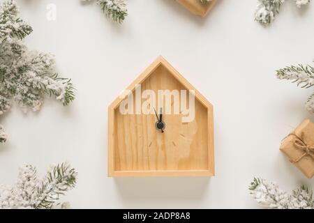 Weihnachten und das neue Jahr noch leben. Holz- Uhr zeigt fünf Minuten bis Mitternacht. Stockfoto