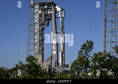 Cape Canaveral, Florida, USA. 4. Dezember, 2019. Die United Launch Alliance Atlas-V-Rakete, mit der Boeing Starliner Raumschiff steht auf Komplexe 41 Start für einen nassen Generalprobe der Countdown am Cape Canaveral Air Force Station in Florida am Mittwoch, 4. Dezember 2019 zu starten. Es ist geplant, Starliner auf einem Test Mission einmal um Mitte Dezember zu starten. Foto von Joe Marino-Bill Cantrell/UPI Quelle: UPI/Alamy leben Nachrichten Stockfoto