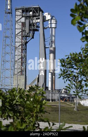 Cape Canaveral, Florida, USA. 4. Dezember, 2019. Die United Launch Alliance Atlas-V-Rakete, mit der Boeing Starliner Raumschiff steht auf Komplexe 41 Start für einen nassen Generalprobe der Countdown am Cape Canaveral Air Force Station in Florida am Mittwoch, 4. Dezember 2019 zu starten. Es ist geplant, Starliner auf einem Test Mission einmal um Mitte Dezember zu starten. Foto von Joe Marino-Bill Cantrell/UPI Quelle: UPI/Alamy leben Nachrichten Stockfoto