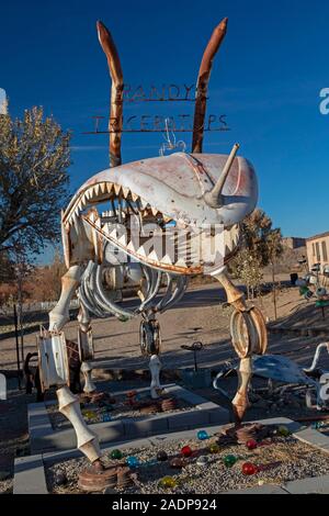 Hanksville, Utah - Carl's Critter Garten, den Park mit Skulpturen aus Schrott Materialien erstellt. Es enthält eine Darstellung eines Triceratops. Stockfoto
