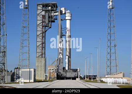 Cape Canaveral, Florida, USA. 4. Dezember, 2019. Die United Launch Alliance Atlas-V-Rakete, mit der Boeing Starliner Raumschiff steht auf Komplexe 41 Start für einen nassen Generalprobe der Countdown am Cape Canaveral Air Force Station in Florida am Mittwoch, 4. Dezember 2019 zu starten. Es ist geplant, Starliner auf einem Test Mission einmal um Mitte Dezember zu starten. Foto von Joe Marino-Bill Cantrell/UPI Quelle: UPI/Alamy leben Nachrichten Stockfoto