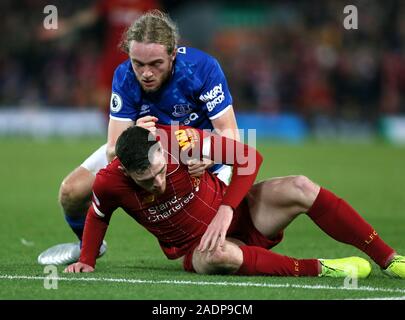 Liverpools Andrew Robertson (links) und Everton ist Tom Davies Zusammentreffen während der Premier League Match in Liverpool, Liverpool. Stockfoto