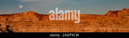 Green River, Utah - ein Vollmond über dem San Rafael Swell in der Wüste von Utah. Stockfoto