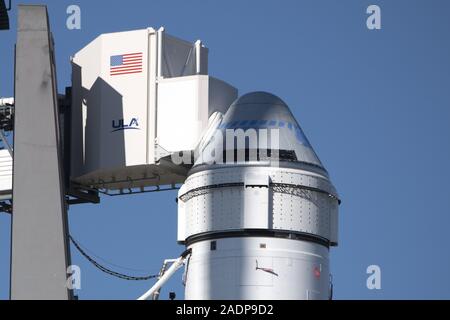 Cape Canaveral, Florida, USA. 4. Dezember, 2019. Die Boeing Starliner Raumfahrzeug sitzt auf einem United Launch Alliance Atlas-V-Rakete auf Komplexe 41 Start für einen nassen Generalprobe der Countdown am Cape Canaveral Air Force Station in Florida am Mittwoch, 4. Dezember 2019 zu starten. Es ist geplant, Starliner auf einem Test Mission einmal um Mitte Dezember zu starten. Foto von Joe Marino-Bill Cantrell/UPI Quelle: UPI/Alamy leben Nachrichten Stockfoto