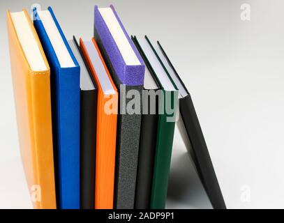 Regal mit Büchern in verschiedenen Farben und Größen, auf weißem Hintergrund und vertikal Stockfoto