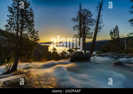 Sonnenaufgang über Adler fällt, Emerald Bay, Lake Tahoe, Kalifornien, USA