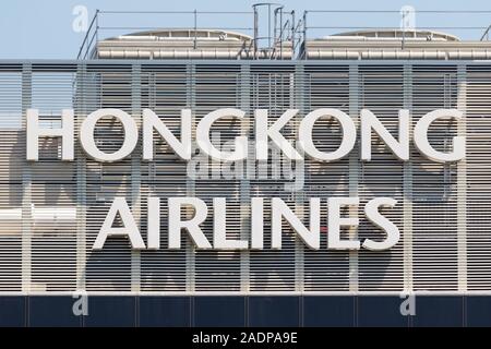 Hongkong, China - September 20, 2019: Hongkong Airlines Logo am Hauptsitz am Flughafen Hong Kong (HKG) in China. Stockfoto
