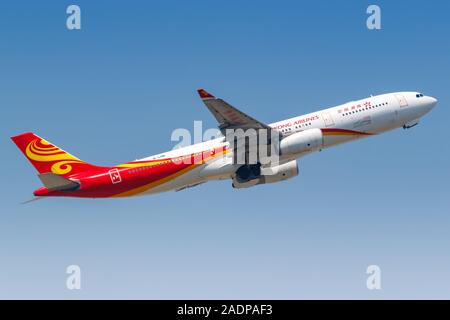 Hongkong, China - September 20, 2019: Hongkong Airlines Airbus A330-300 Flugzeug am Flughafen Hong Kong (HKG) in China. Stockfoto