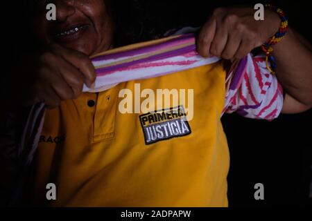 Caracas, Miranda, Venezuela. 29 Nov, 2019. Aura hat ihr soziales "Justicia shirt zu verbergen, als sie zu Hause in ihrer pro-Chaze/Maduro Nachbarschaft. Aura Graciela Sarmiento, Alter 56, und ihr Mann Jose Alberto Abreu, Alter 62, habe keine fliessendes Wasser in Ihrem Haus in 4 Jahren. Aura arbeitet in ein Geschäft mit Büromöbeln und Jose ist ein Mechaniker. Sie leben in der Nähe von Altos de Lidice in Caracas Venezuela. Altos de Lidice ist ein historisches Chavista Nachbarschaft. Aber Aura ist pro-Opposition, und hat nie die Chavez Regime unterstützt, obwohl sie in diesem pro lebten - Chavez/Mad Stockfoto