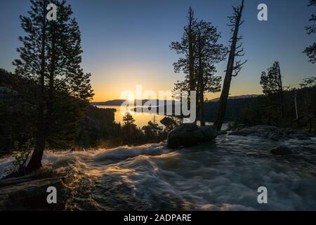 Sonnenaufgang über Adler fällt, Emerald Bay, Lake Tahoe, Kalifornien, USA