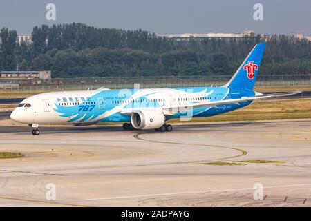 Peking, China - Oktober 2, 2019: China Southern Airlines Boeing 787-9 Dreamliner Flugzeug am Flughafen Peking (PEK) für China. Stockfoto