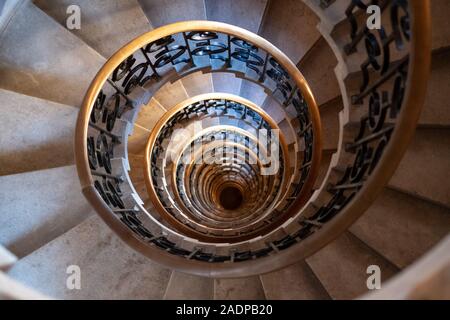 Der lutyens Treppe, Wendeltreppe von Edwin Lutyens entworfen in den 1920s, im Ned Hotel, früher Midland Bank Gebäude am 27 Geflügel befindet. Stockfoto