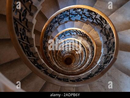 Der lutyens Treppe, Wendeltreppe von Edwin Lutyens entworfen in den 1920s, im Ned Hotel, früher Midland Bank Gebäude am 27 Geflügel befindet. Stockfoto