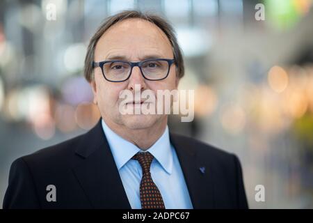 Stuttgart, Deutschland. 04 Dez, 2019. Walter Schoefer, Geschäftsführer der Flughafen Stuttgart GmbH, befindet sich im Terminal 1 des Flughafen Stuttgart entfernt. Credit: Marijan Murat/dpa/Alamy leben Nachrichten Stockfoto