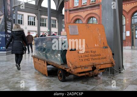 Kassel, Deutschland. 01 Dez, 2019. Am Kulturbahnhof Kassel, Passanten vorbei, die 'memorial Stone Collection' des Künstlers Horst Hoheisel. Der Gedenkstein Sammlung ist eine Gedenkstätte, die in einem Prozess mehrere Jahre bei vielen Menschen in Kassel dauerhafte angeordnet wurde. Es erinnert an das Schicksal der Kassel Juden zwischen 1933 und 1945. Quelle: Uwe Zucchi/dpa/Alamy leben Nachrichten Stockfoto