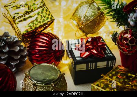 Weihnachten festliche Dekoration und einem Geschenkkarton Stockfoto