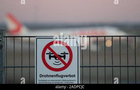 04 Dezember 2019, Baden-Wuerttemberg, Stuttgart: ein Schild in der Nähe Flughafen Stuttgart weist auf ein Verbot der Drohne Flüge. Foto: Marijan Murat/dpa Stockfoto