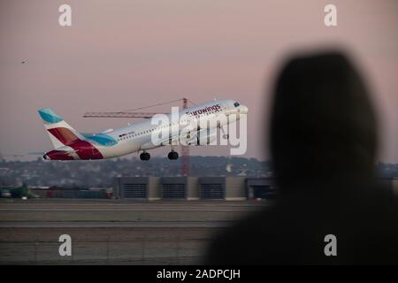 04 Dezember 2019, Baden-Wuerttemberg, Stuttgart: Ein Flugzeug der Fluggesellschaft Eurowings nimmt vom Flughafen Stuttgart. Foto: Marijan Murat/dpa Stockfoto