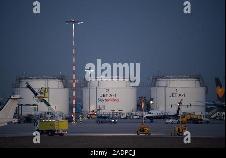 04 Dezember 2019, Baden-Wuerttemberg, Stuttgart: Kraftstofftanks kann am Flughafen Stuttgart gesehen werden. Foto: Marijan Murat/dpa Stockfoto