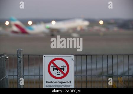 04 Dezember 2019, Baden-Wuerttemberg, Stuttgart: ein Schild in der Nähe Flughafen Stuttgart weist auf ein Verbot der Drohne Flüge. Foto: Marijan Murat/dpa Stockfoto