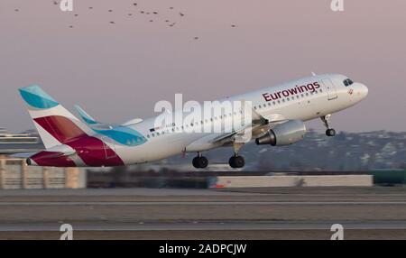 04 Dezember 2019, Baden-Wuerttemberg, Stuttgart: Ein Flugzeug der Fluggesellschaft Eurowings nimmt vom Flughafen Stuttgart. Foto: Marijan Murat/dpa Stockfoto