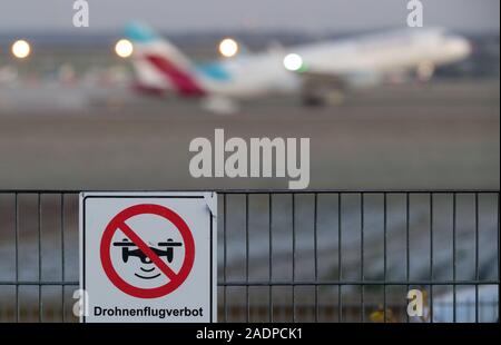 04 Dezember 2019, Baden-Wuerttemberg, Stuttgart: ein Schild in der Nähe Flughafen Stuttgart weist auf ein Verbot der Drohne Flüge. Foto: Marijan Murat/dpa Stockfoto