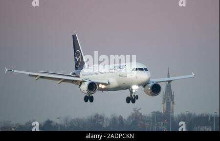 04 Dezember 2019, Baden-Wuerttemberg, Stuttgart: ein Lufthansa Flugzeug landet auf Stuttgartt Flughafen Foto: Marijan Murat/dpa Stockfoto