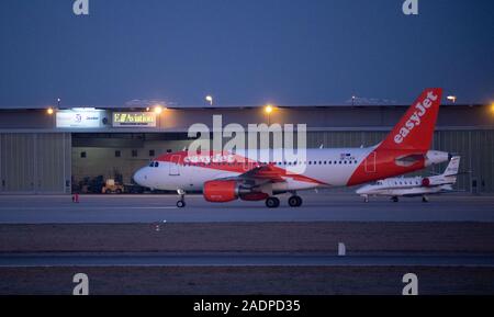 04 Dezember 2019, Baden-Wuerttemberg, Stuttgart: Ein Flugzeug der Fluggesellschaft easyJet, Laufwerke auf dem Rollfeld des Flughafen Stuttgart. Foto: Marijan Murat/dpa Stockfoto