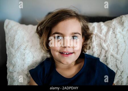 Atemberaubende 4-jährigen Mädchen mit grossen braunen Augen zu schauen und lächeln Stockfoto