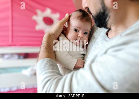 Ausschreibung Vater mit Bart kuscheln Kind mit großen braunen Augen Stockfoto