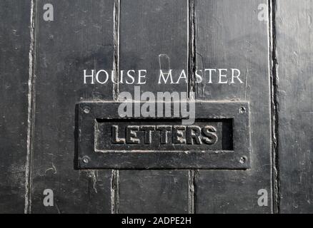 Die schwarze Tür und Briefkasten eines Hauses an der renommierten Eton College, Großbritannien Stockfoto