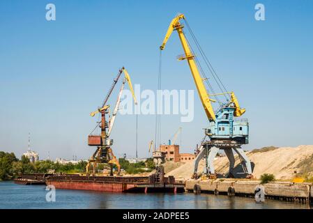 Riesige Kräne von der Marine Terminal. Logistik. Riesige Kräne und Container, sonnigen Sommertag. Stockfoto