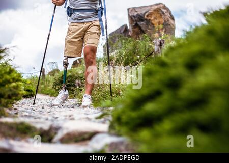 Low Angle ein Mann mit Prothese einen Spaziergang Stockfoto