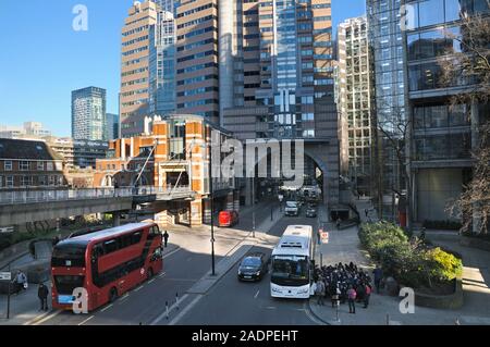 Ein Fußweg von 125 London Wall, auch Alban Tor, eine postmoderne Gebäude in der Londoner City bekannt. Architekt: Sir Terry Farrell Stockfoto