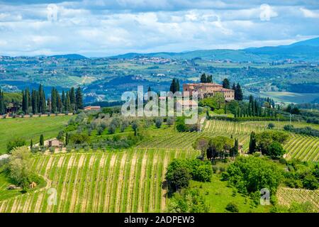 Bauernhaus in der toskanischen Landschaft in der Nähe von San Gimignano, Toskana, Italien, Europa. Stockfoto