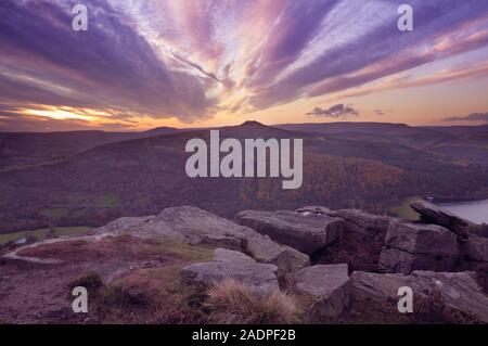 Ein Herbst Blick von Bamford Kante bei Sonnenuntergang auf dem Gipfel des Win Hill/Winhill Hecht, Nationalpark Peak District, Derbyshire, UK suchen Stockfoto