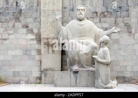 Statue von Mesrop Mashtots, Erfinder des armenischen Alphabets, und sein Schüler Koryun vor dem Matenadaran, Jerewan, Armenien. Stockfoto