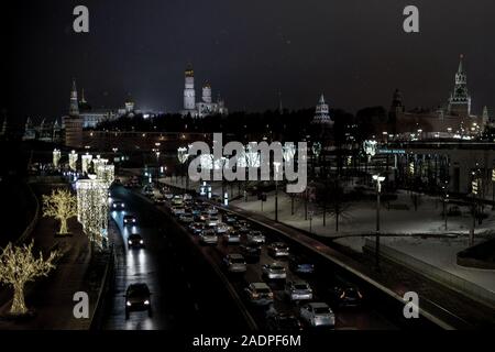 Blick auf Moskvoretskaya Bahndamm Zaryadye fromsoaring Brücke im Park in der Weihnachtsnacht. Moskau, Russland Stockfoto