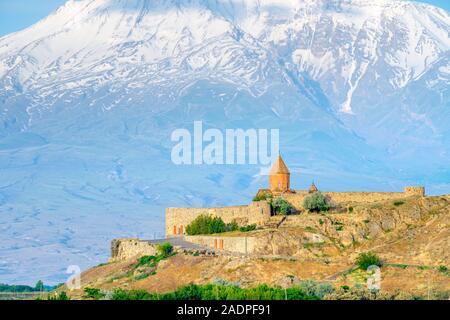 Das Kloster Khor Virap und den Berg Ararat bei Sonnenaufgang, in der Nähe von Lusarat, Ararat Provinz, Armenien. Stockfoto