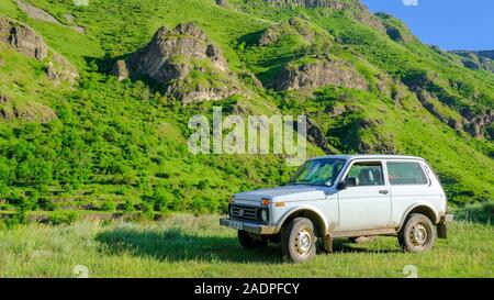 Lada Niva im Paravani-see River Gorge, Samtskhe-Javakheti region, Georgia. Stockfoto