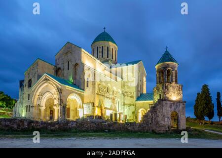 Bagrati Kathedrale in der Dämmerung, Kutaisi, Imereti region, Georgia. Stockfoto