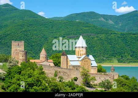 Ananuri Burganlage auf dem Aragvi Fluss, Ananuri, Mtskheta-Mtianeti, Georgia. Stockfoto