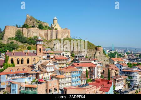 Die Festung Narikala und historischen Gebäuden in der Badewanne Abanotubani Bezirk, Tbilisi (Tiflis), Georgien. Stockfoto