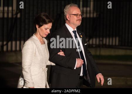 London, Großbritannien. 3. Dezember, 2019. Egils LEVITS, Präsidentin von Lettland, Blätter mit seiner Frau Andra Levit nach einem Empfang für die NATO-Führer bei 10 Downing Street am Vorabend des 70. Jahrestages des Militärs Alliance Summit in einem Luxushotel in der Nähe von Watford. Credit: Mark Kerrison/Alamy leben Nachrichten Stockfoto