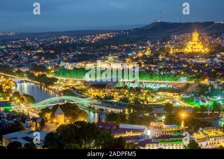 Zentrum von Tiflis, Gebäude entlang der Kura (Mtkvari) River bei Nacht, Tbilisi (Tiflis), Georgien. Stockfoto