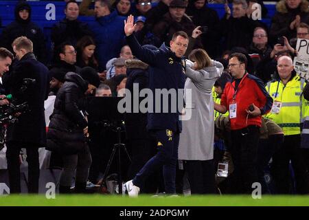 London, Großbritannien. 04 Dez, 2019. Aston Villa Assistant Coach John Terry Wellen zu den Chelsea Fans nach dem Spiel. Premier League match, Chelsea gegen Aston Villa an der Stamford Bridge Stadion in London am Mittwoch, 4. Dezember 2019. Dieses Bild dürfen nur für redaktionelle Zwecke verwendet werden. Nur die redaktionelle Nutzung, eine Lizenz für die gewerbliche Nutzung erforderlich. Keine Verwendung in Wetten, Spiele oder einer einzelnen Verein/Liga/player Publikationen. pic von Steffan Bowen/Andrew Orchard sport Fotografie/Alamy Live news Credit: Andrew Orchard sport Fotografie/Alamy leben Nachrichten Stockfoto