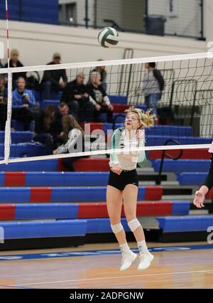 Volleyball-Action mit Kuna gegen Bonneville High School in Coeur d'Alene, Idaho. Stockfoto